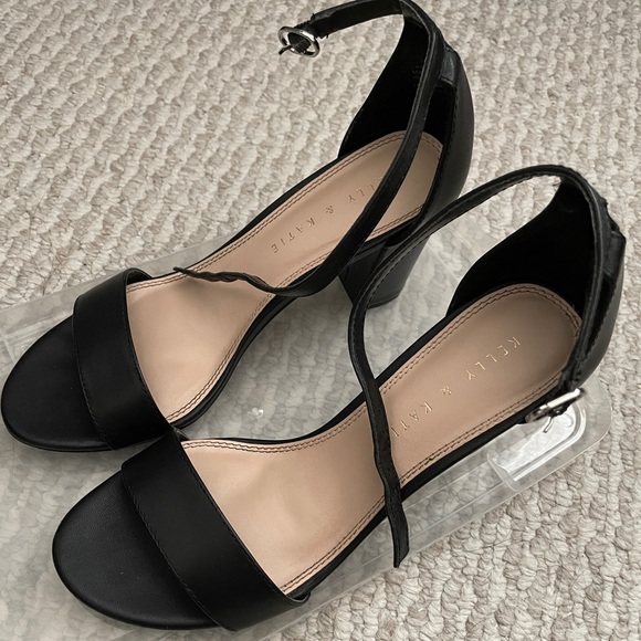 Kelly & Katie Shoes - Kelly & Katie Black Leather Hailee Sandal (Size 7)